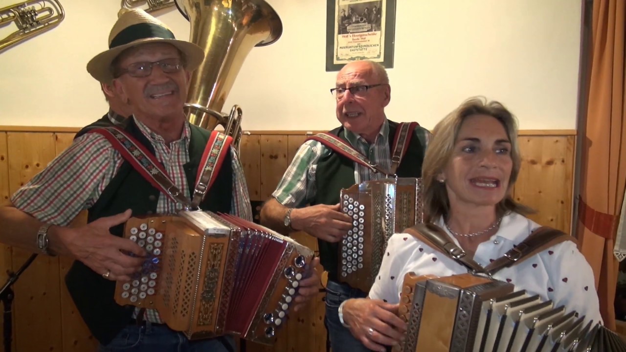 Die  Bradlmusikanten :  Im  Dorf  do  spiel`n,  heit  die  Steira  auf !