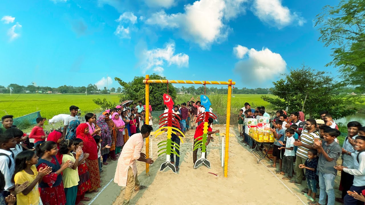 মাছের কাটা মিলিয়ে পুরস্কার জেতার কঠিন এক চ্যালেঞ্জ। আজব এই খেলা দেখতে গ্রামবাসীর উপচে পড়া ভীড় দেখুন!