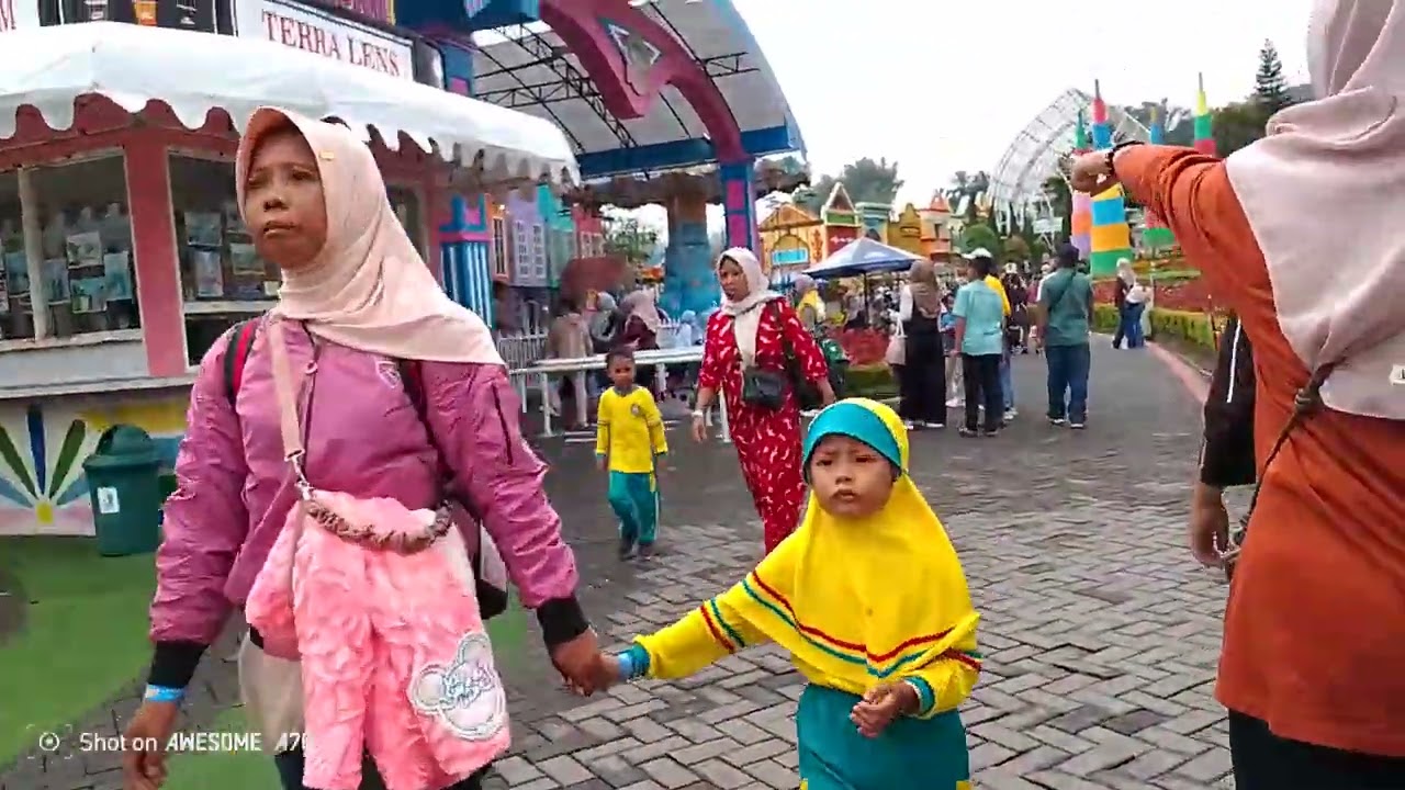 Sepanjang jalan dihiasi bunga-bunga warna-warni indah bagaikan permadani cocok untuk selfie 