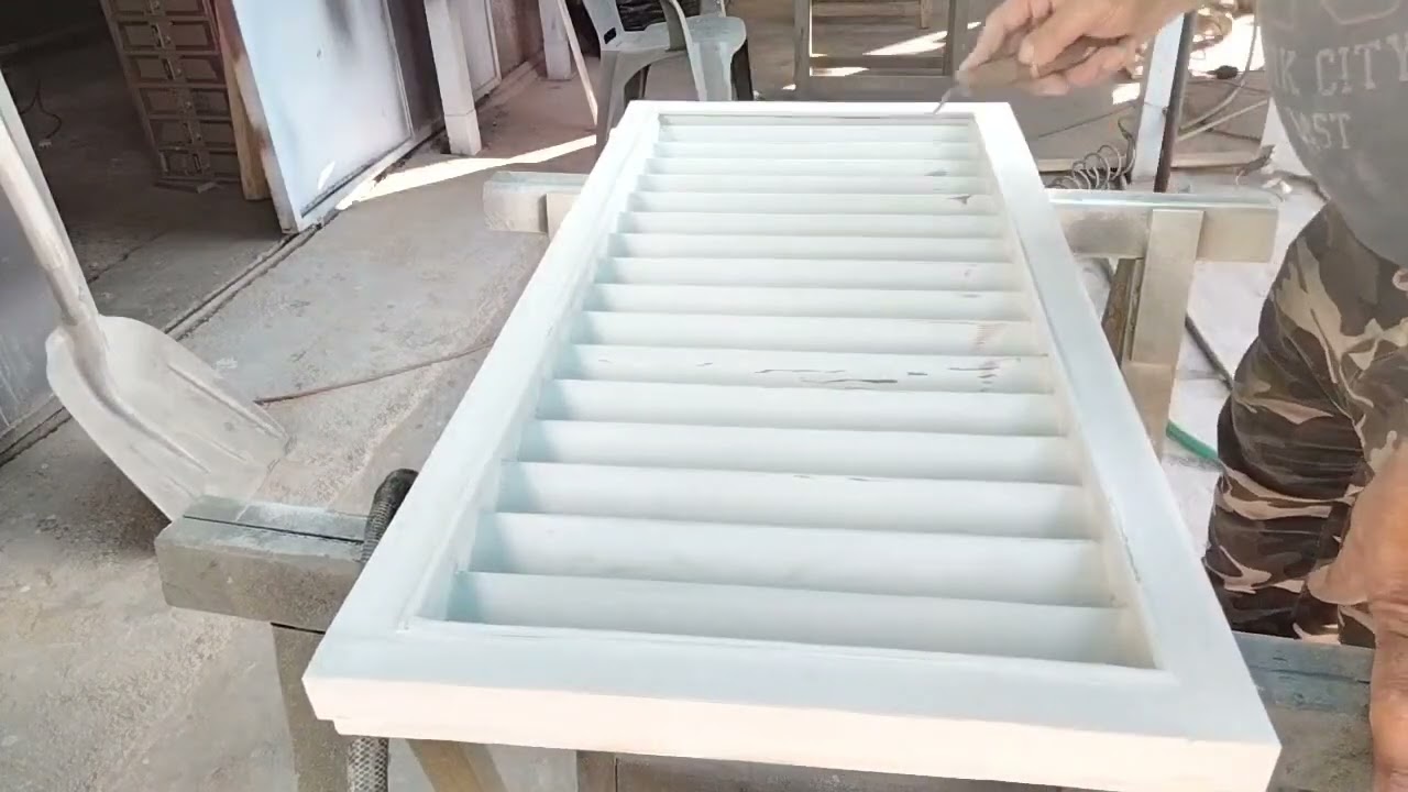 LEVIGARE E RIFINIRE ACCURATAMENTE I FONDI SU LEGNO CON SPATOLINA PER PITTORI CON BIOADESIVO,