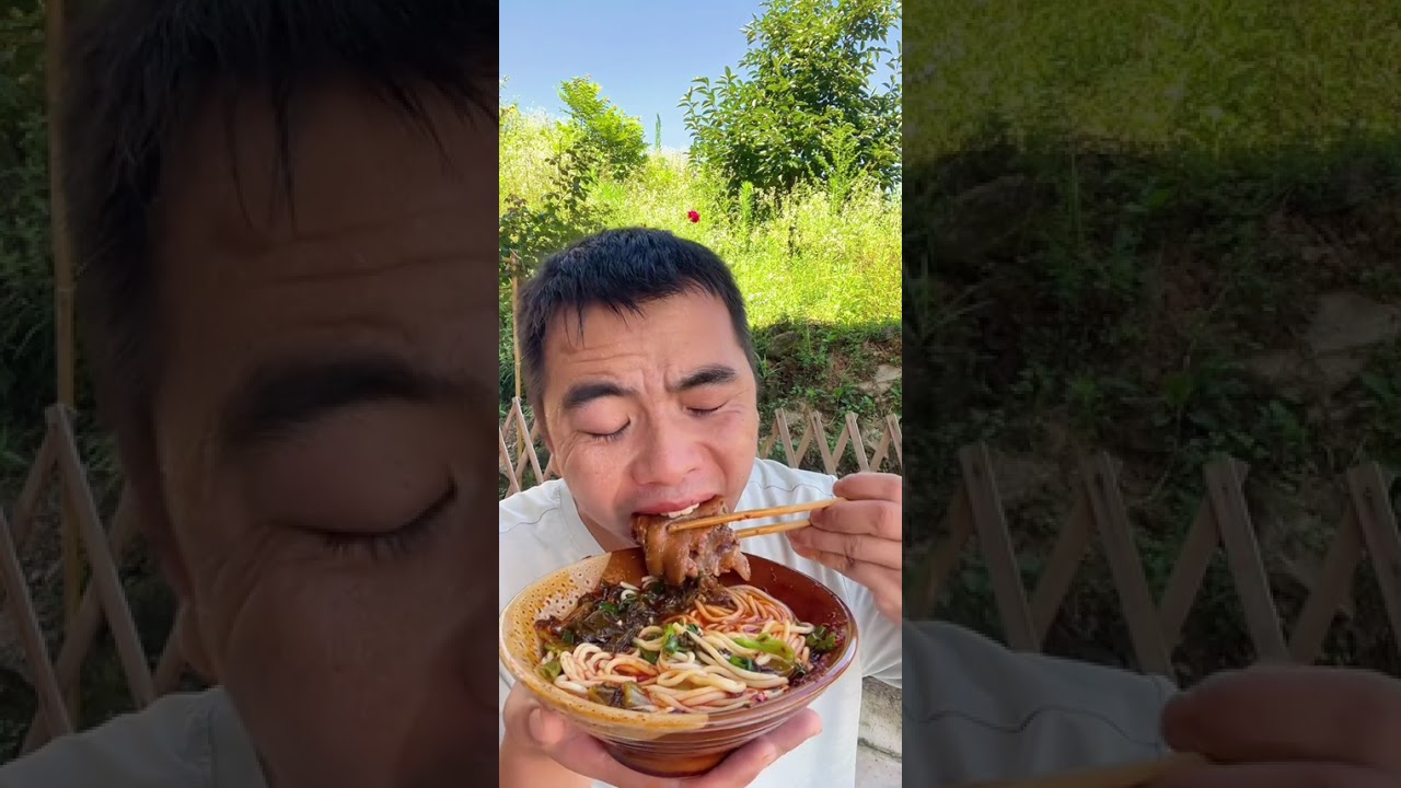 兄弟姐妹们 吃饭了哦 今天吃酸菜猪脚米粉 简简单单又是一餐#抖音美食推荐官 #美食 #普通的饭菜都是家的味道 @DOU+小助手