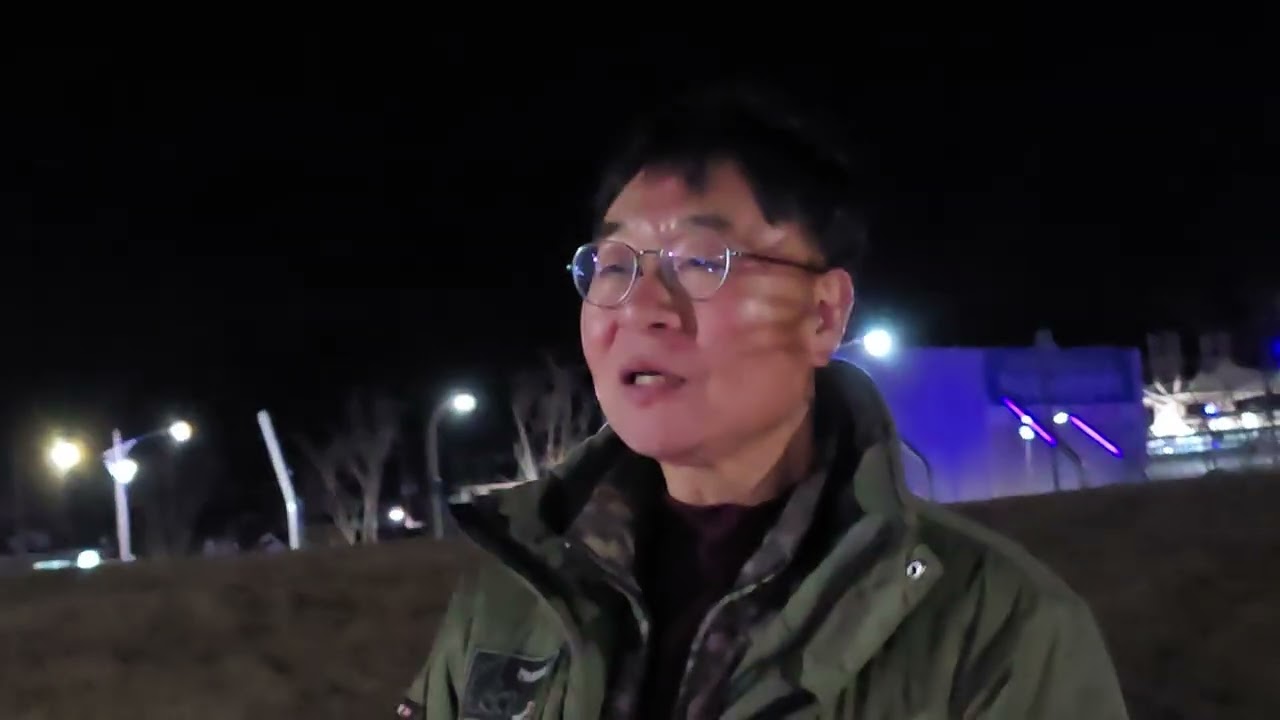 2026 병오년 정월대보름달이 청평 호명산위에 떠오른다.인터뷰 윤인호 농부 장소 1979 청춘역 공원 촬영 2026.3.3일 오후.8시45분경 