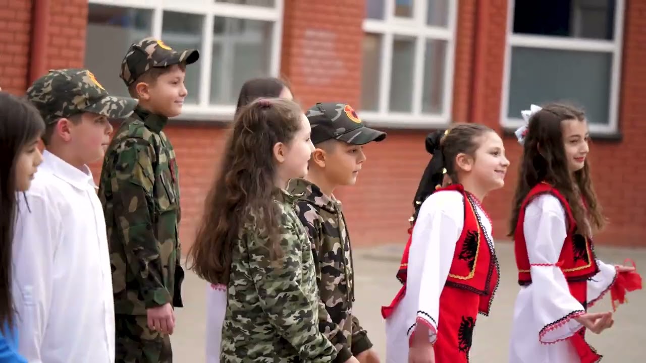 Shkolla Fillore &ldquo;Pavar&euml;sia&rdquo;, Prishtin&euml;. Klasa lV/5 - N&euml; Dit&euml;n e Flamurit