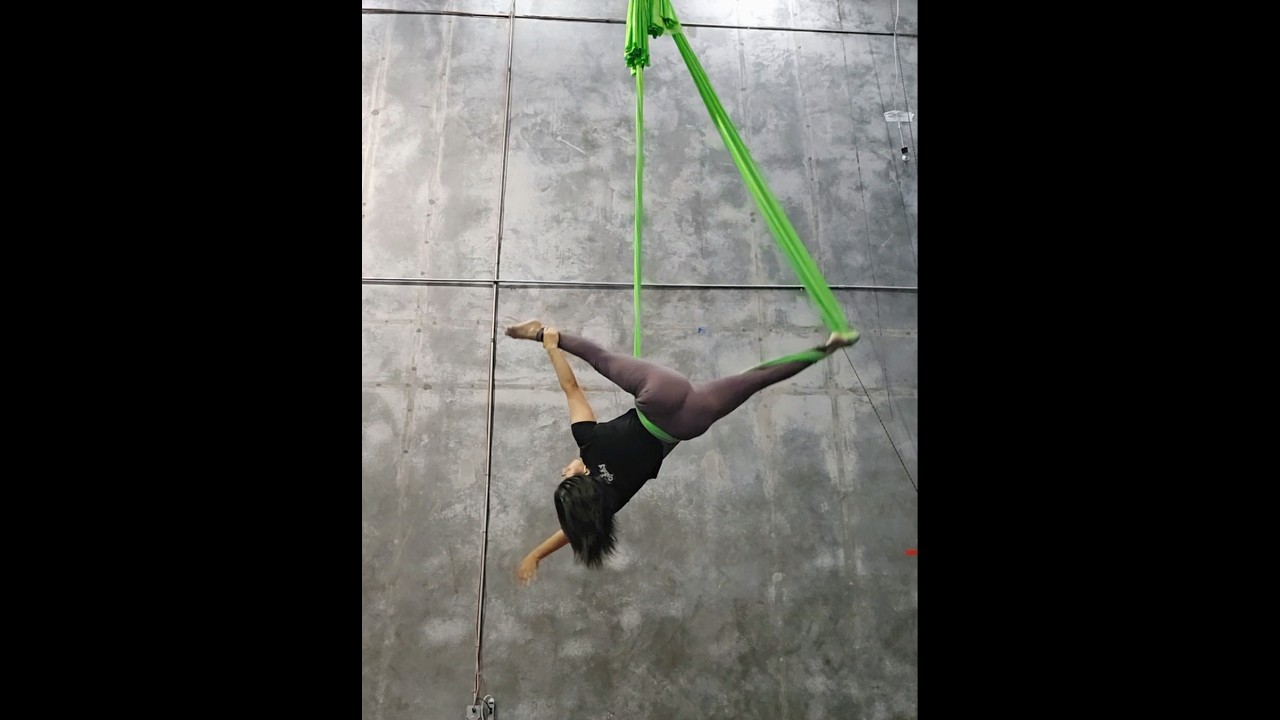Aerial Hammock Waisted Bridge Split 