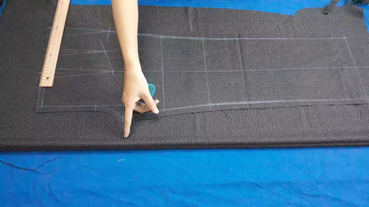 Cắt quần tây nam tuổi trung niên.