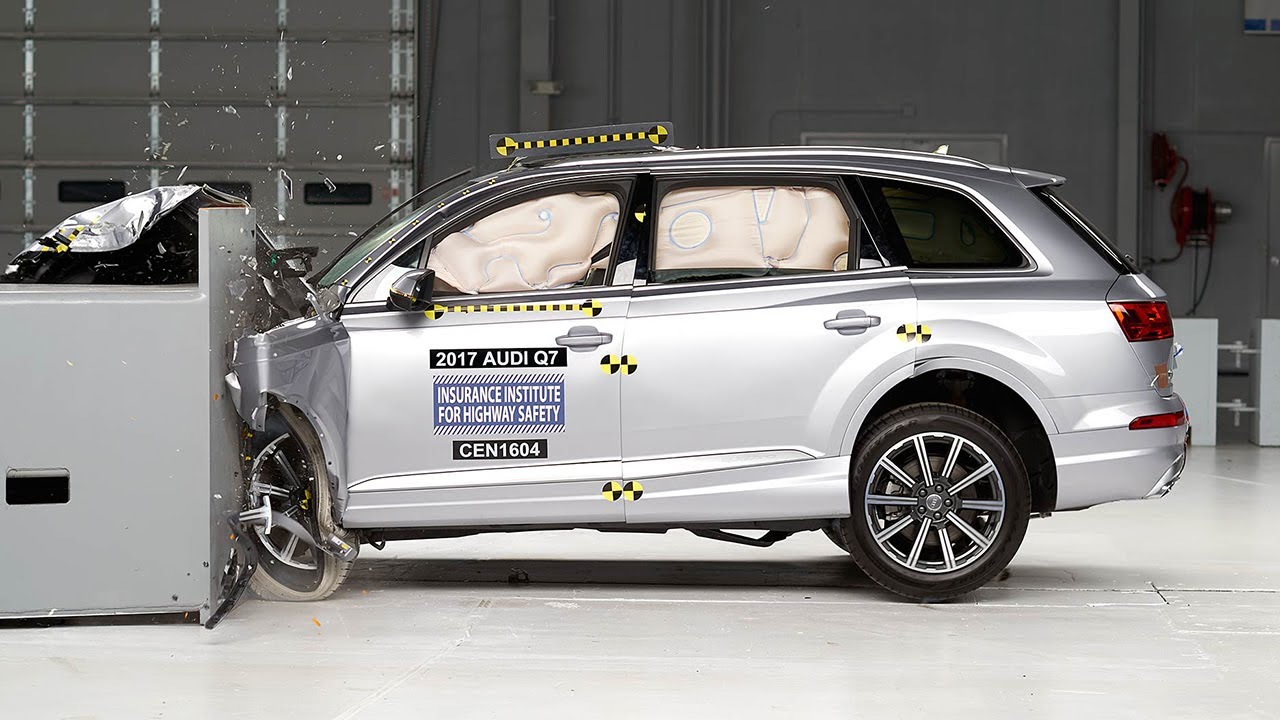 2017 Audi Q7 driver-side small overlap IIHS crash test