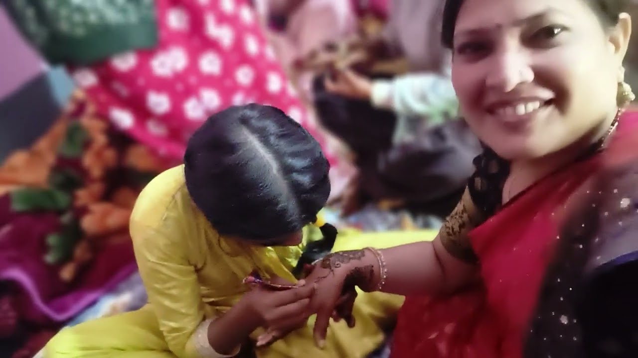 Sabhi log Apne Apne hathon mein Mehandi lagate hue 🥰