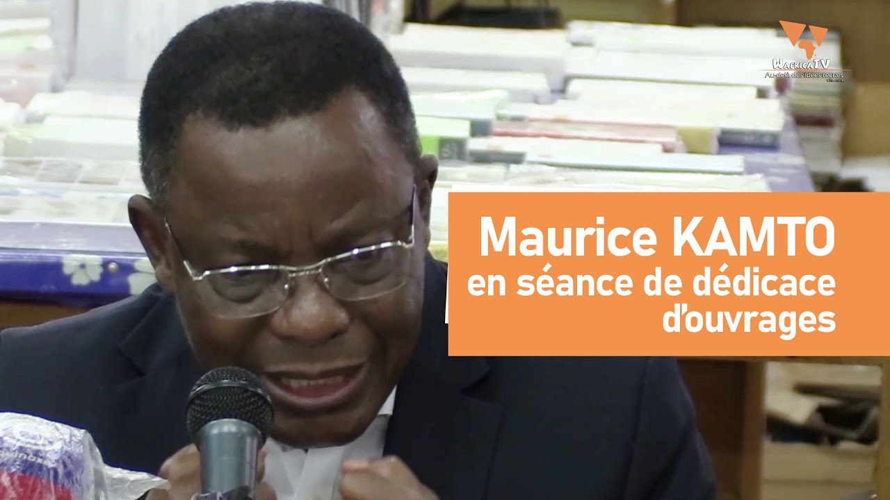 Maurice KAMTO en séance de dédicace d'ouvrages