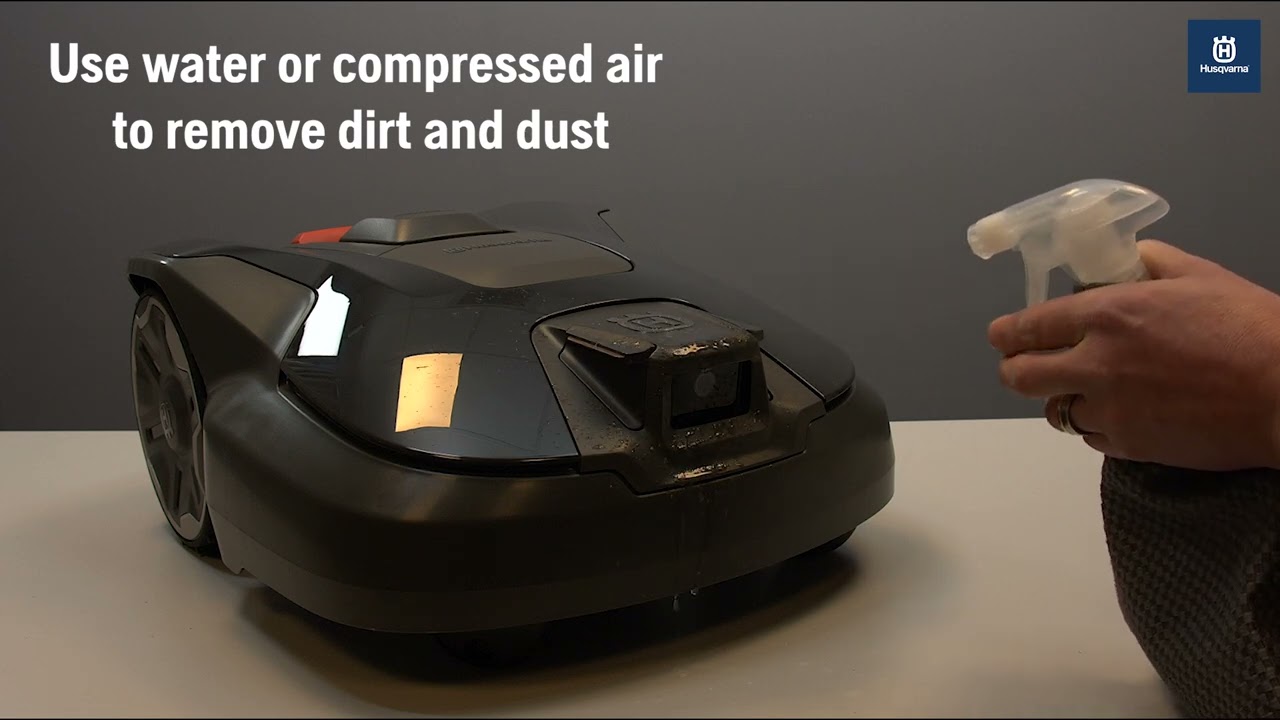 How to clean the camera on Automower® models with AI vision technology