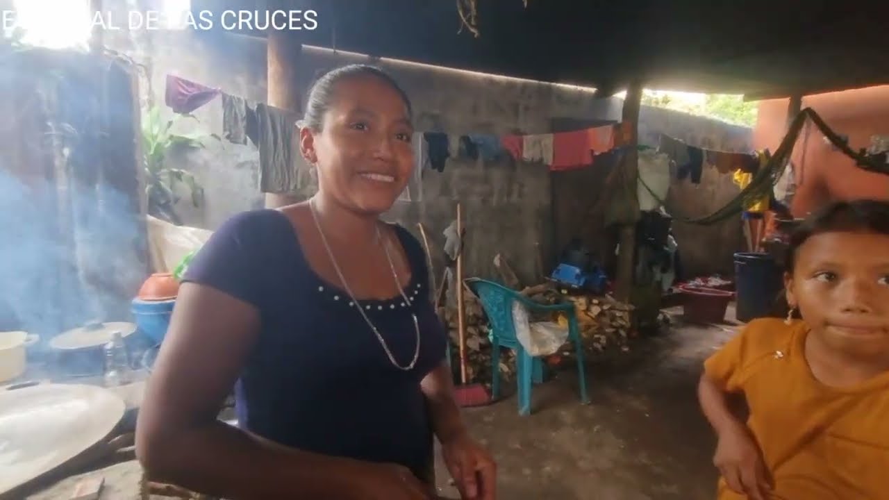 Doña Lidia tiene su ventecita y Celeste le ayuda. El hijo mayor se tuvo que ir a la caña