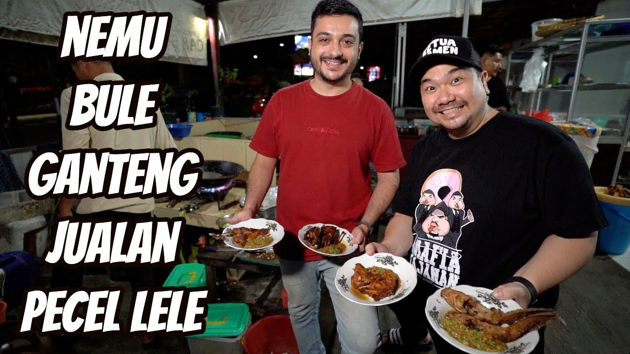 BULE GANTENG DARI BRAZIL JUALAN PECEL LELE