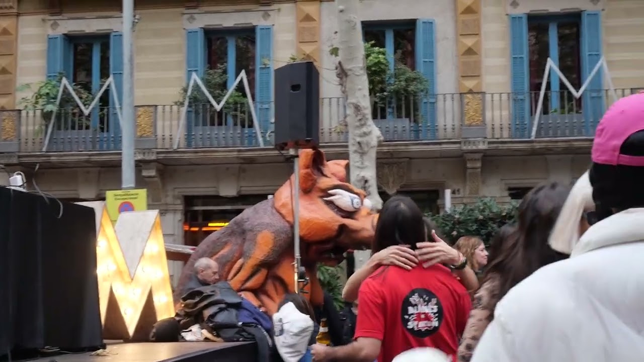 2024(14/01). MÚSICA I VERMUT A LA MORITZ PER LA FESTA DE SANT ANTONI.RONDA SANT ANTONI. BARCELONA.