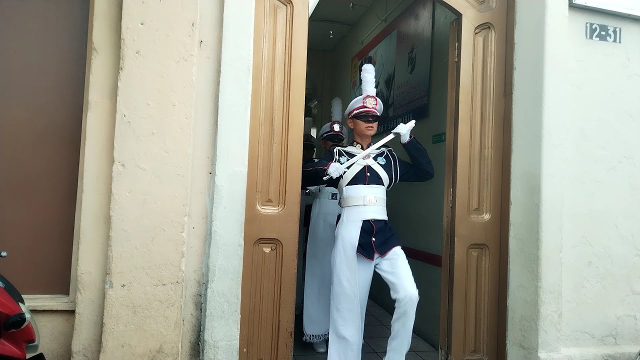 Saliendo del Colegio hacia el Desfile del Colegio Santo Domingo || LICEO MERCANTIL 2024
