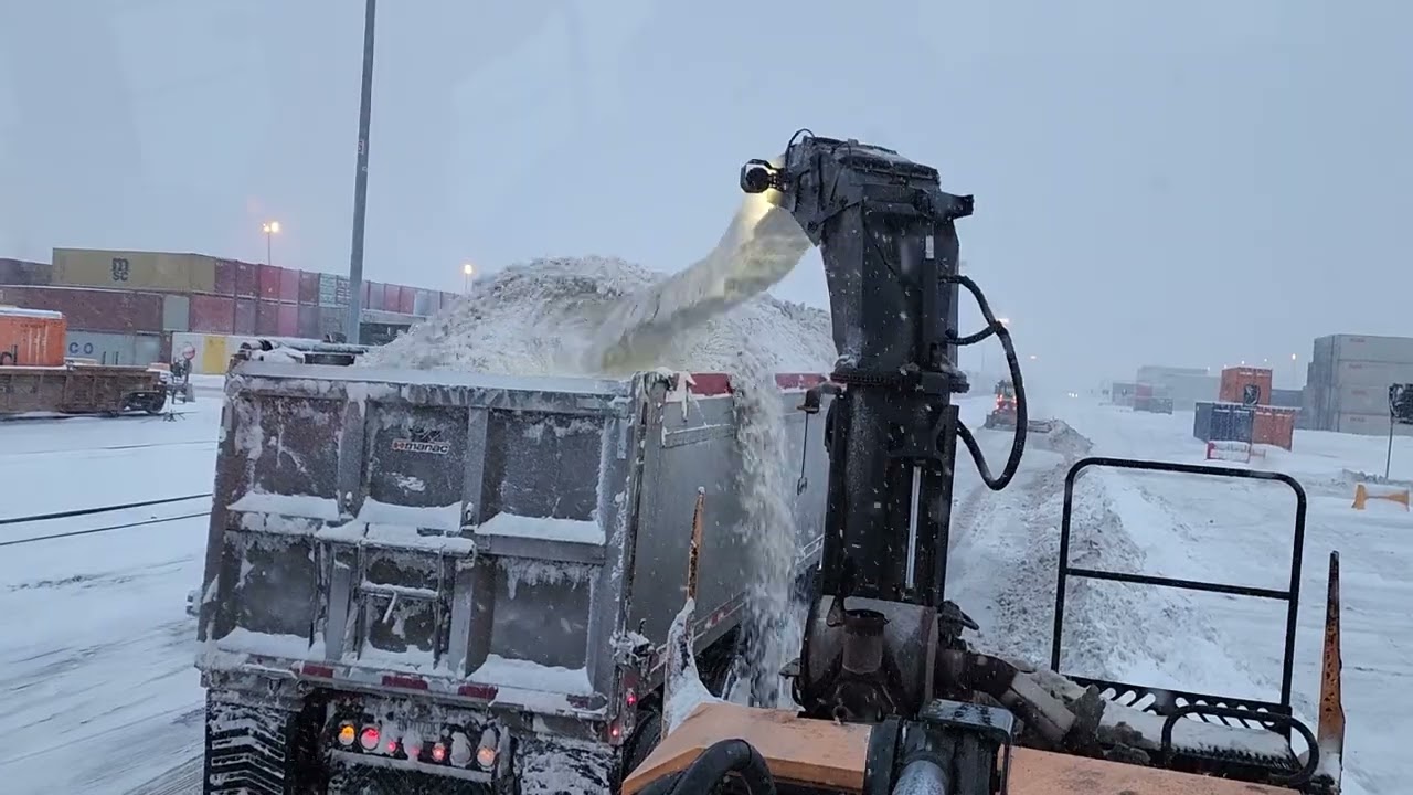 Opération déneigement à Montréal le 13 janvier 2023 avec un Larue D60