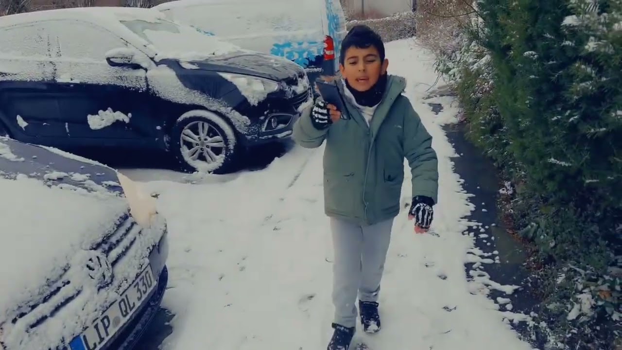 يوم جميل واللعب بالثلج أنا واخواتي وابي Di berfê de dilîzin, em û bavê me
