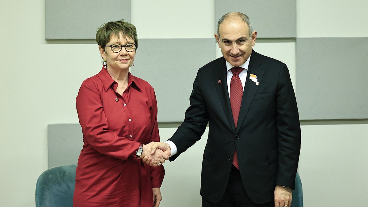 Վարչապետ Փաշինյանը Փարիզում հանդիպել է ՎԶԵԲ նախագահ Օդիլ Ռենո-Բասսոյի հետ