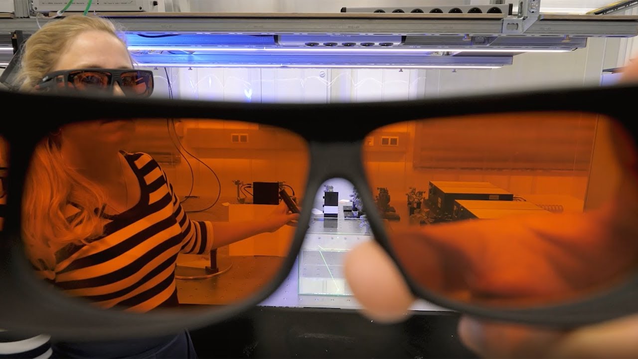 Experimente mit Licht: Was passiert, wenn Licht auf eine Oberfläche trifft?