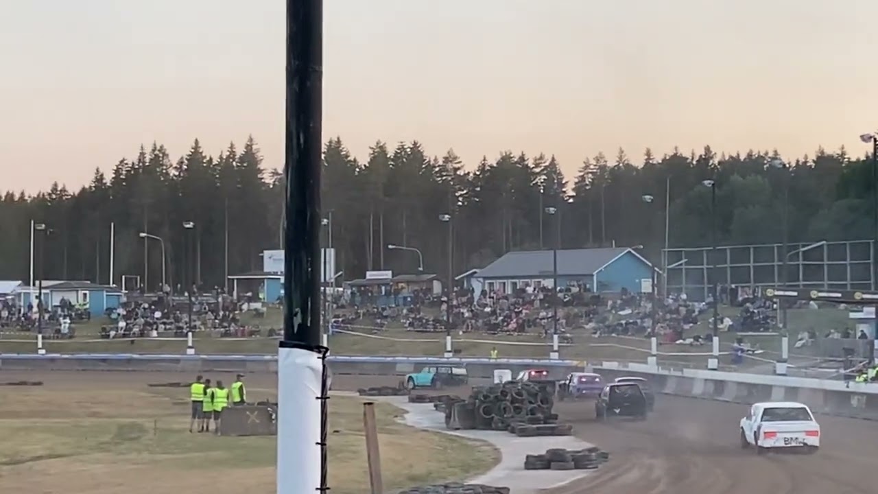 Pappa Martin kör sitt tredje hit i Vetlanda motorstadion bilspeedway