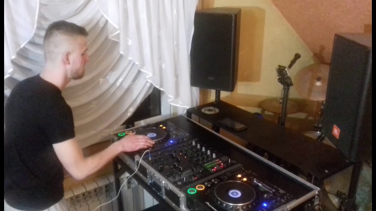 Praca na konsoli DJ
