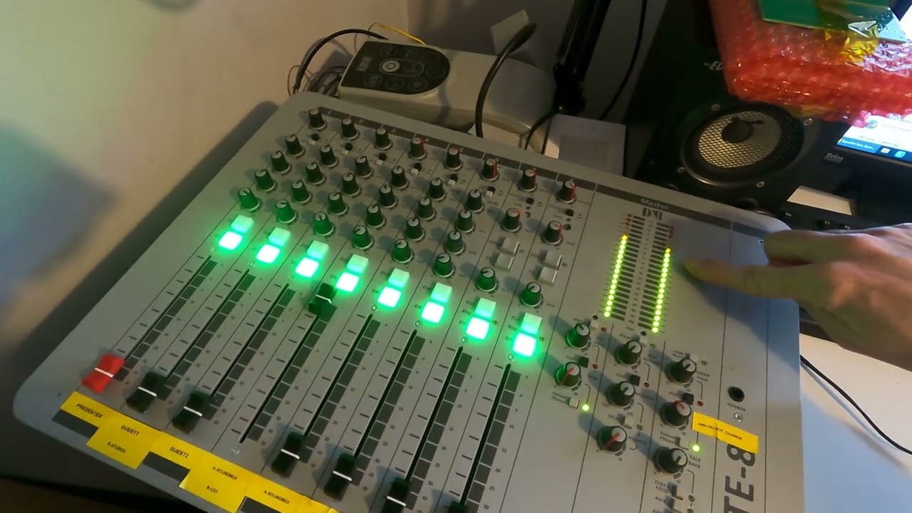 D&R mixer (dnr) Airmate-8 problem with all master channel outputs distorted