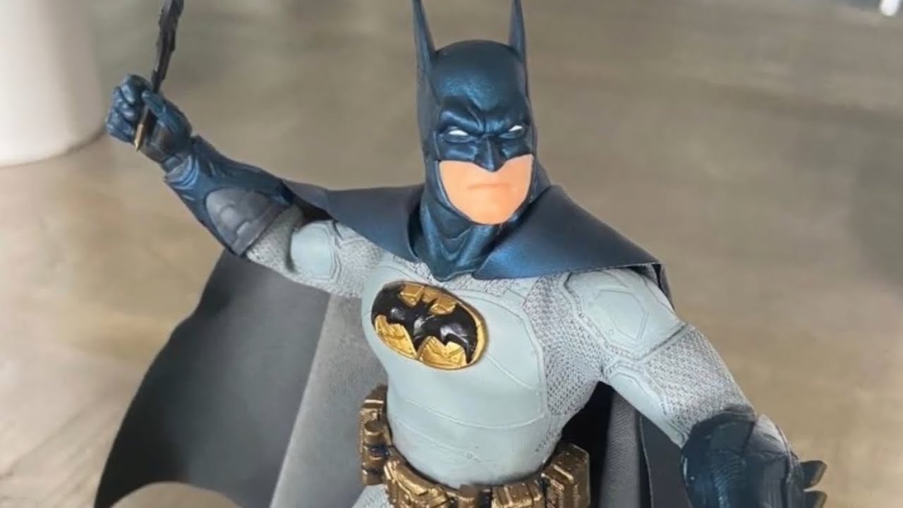 Краткий обзор фигурки Бэтмена «Верховный рыцарь» от Mezco Toyz.