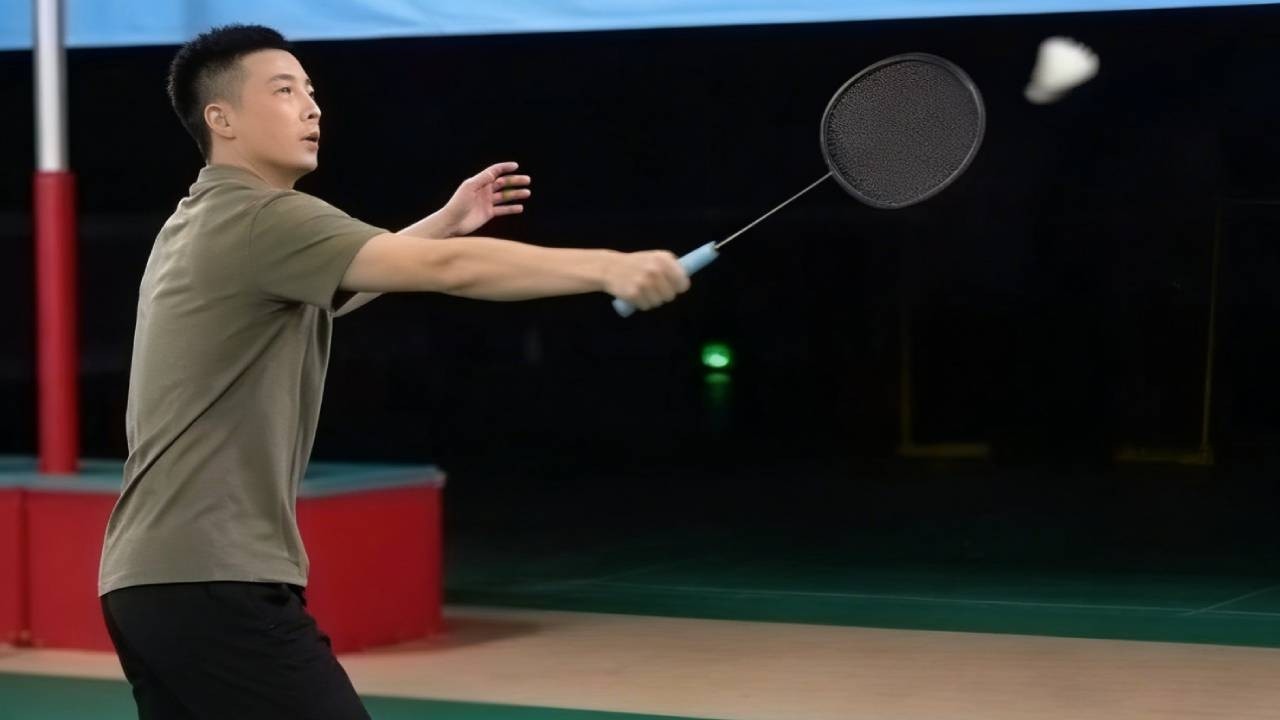 刘辉教练羽毛球实况来袭！每一次拍击都是对对手心理上的众创！