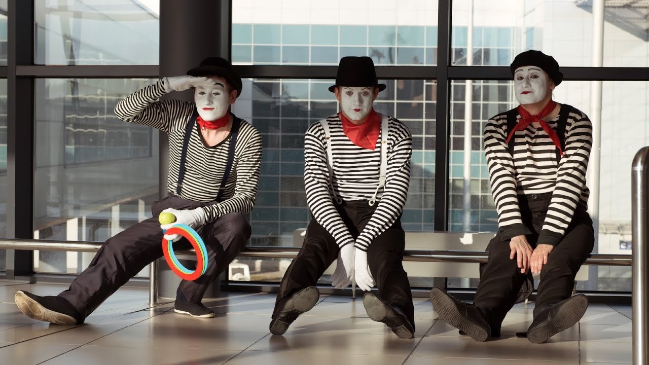 Мимы в аэропорту Шереметьево. / Mimes at Sheremetyevo Airport