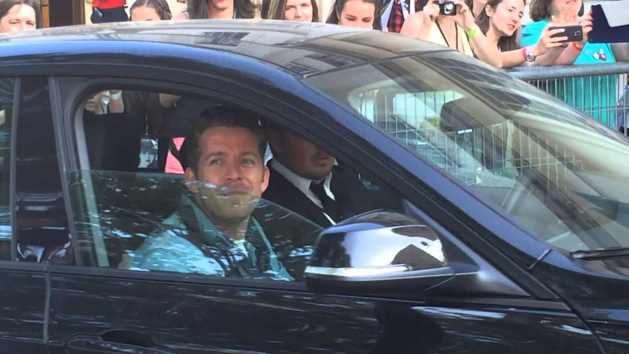 Sean Maguire and Robbie Kay leaving the convention