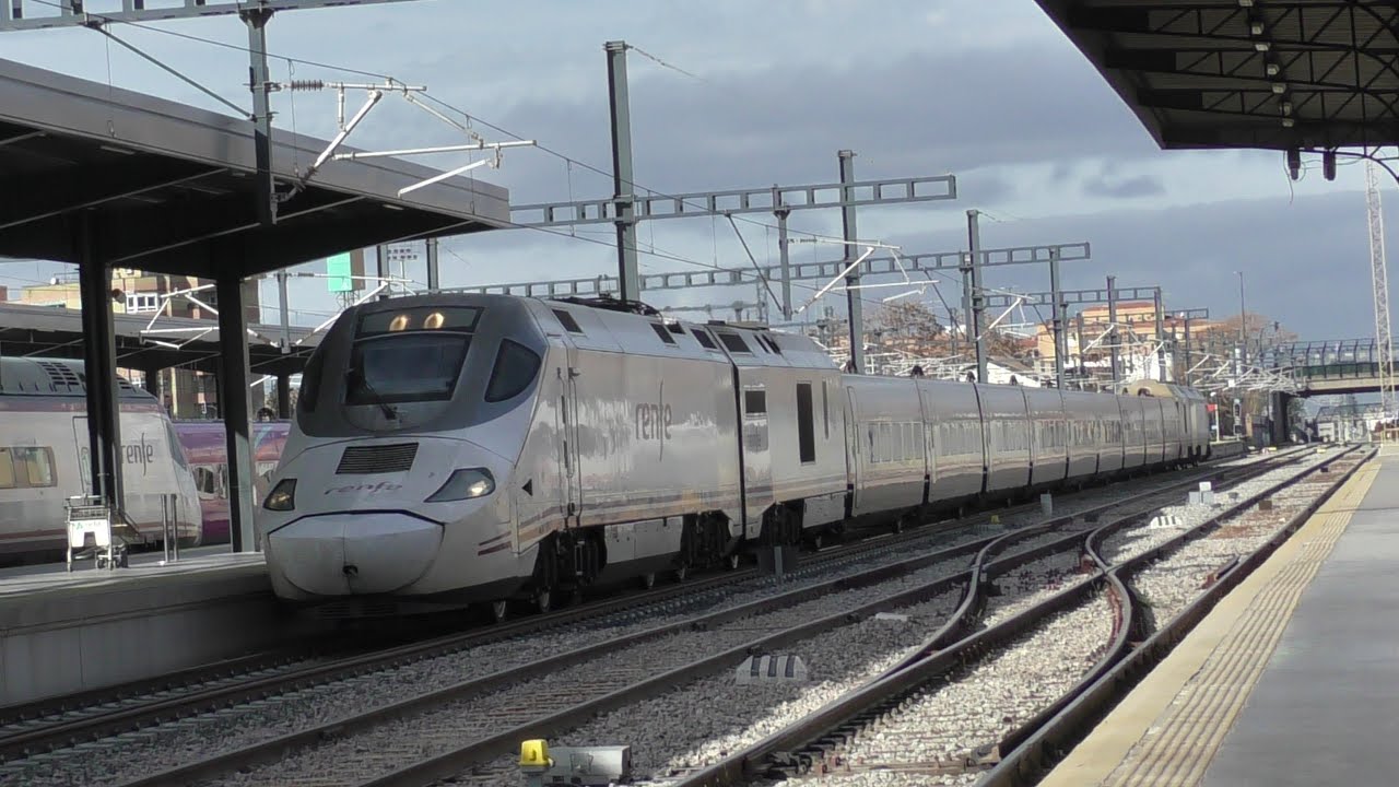 Tren Alvia Almería-Madrid entrando en la estación de Granada