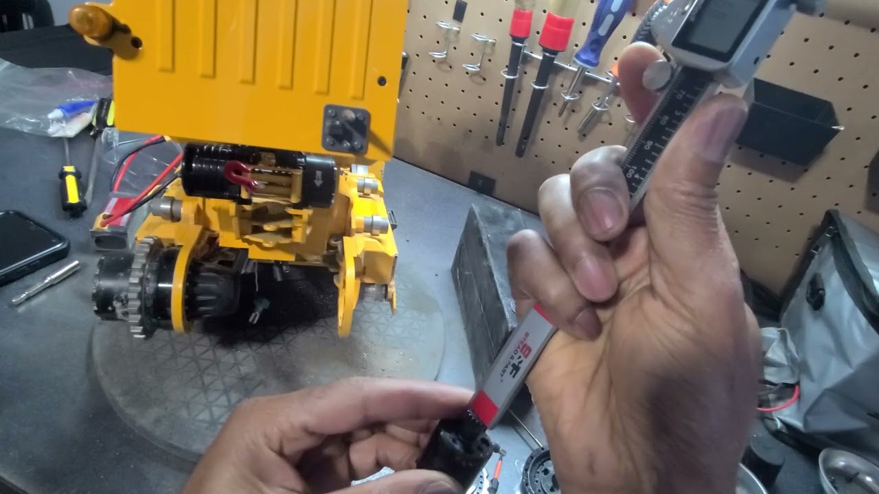 Часть 3. Винт крепления шестерни бульдозера Lesu 850K RC.