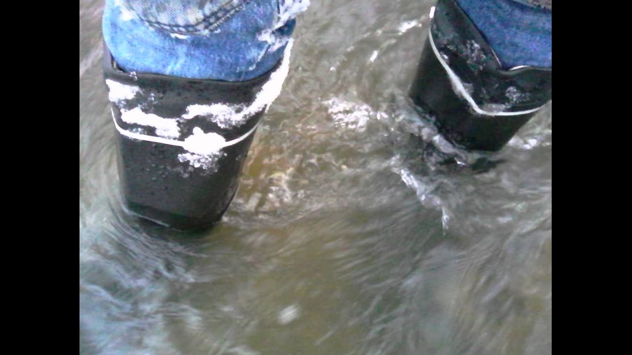 My new VIKING Jalas black classic rubber boots in water, mud & snow .
