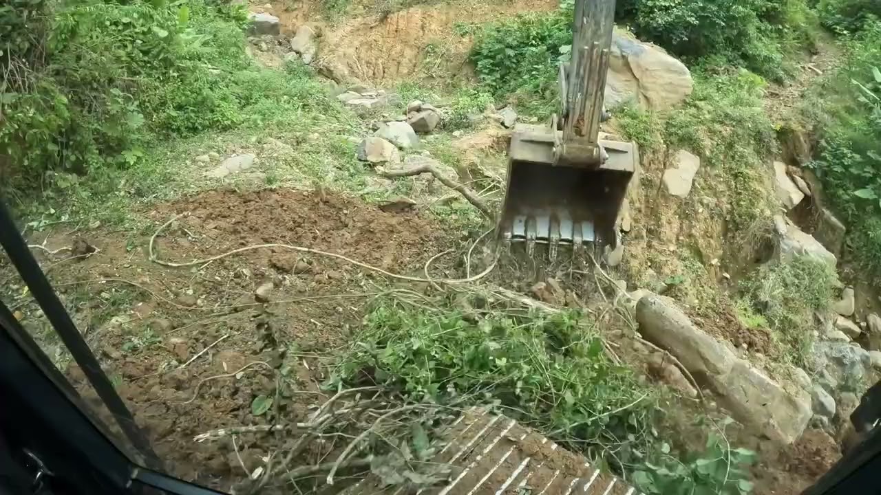 Escavadeira tirando pedras gigante de estrada destruída pelas enchuradas  🙏🙏😬😅🙏🚀