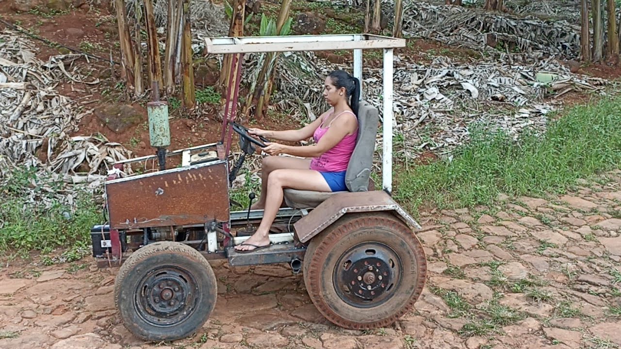 Fiz uns detalhes no tratorzinho com caixa de Fusca e motor de moto