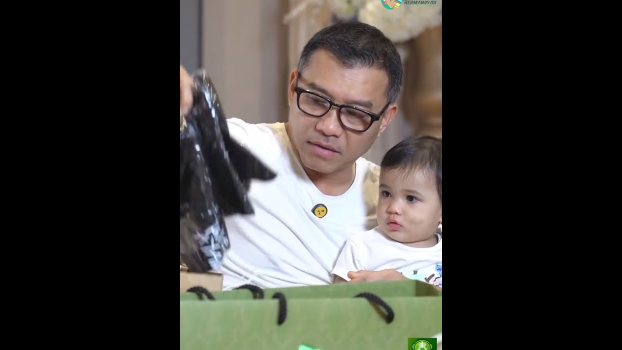 azura kaget liat mewahnya kado kakek anang!
