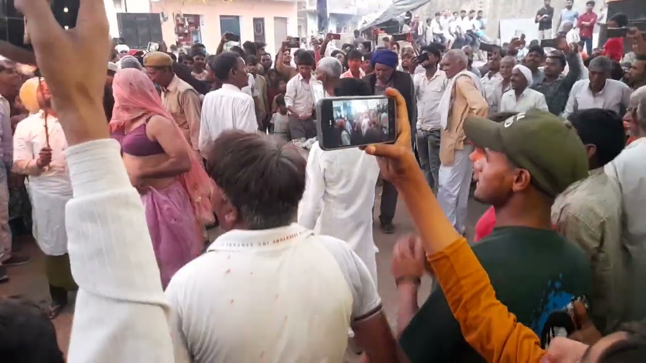 Gram khandeli min holi ka parve manaya jata hin