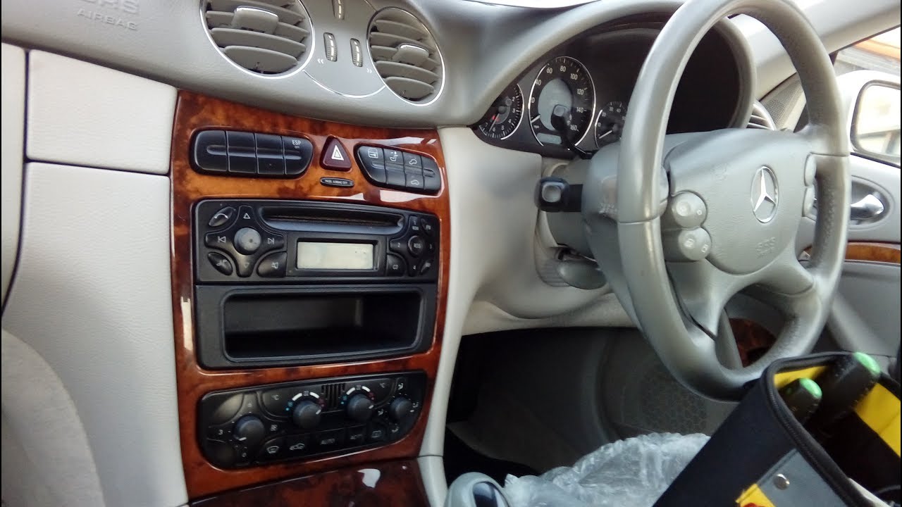 Mercedes CLK 2002 - 2010 как снять магнитолу, простое руководство.