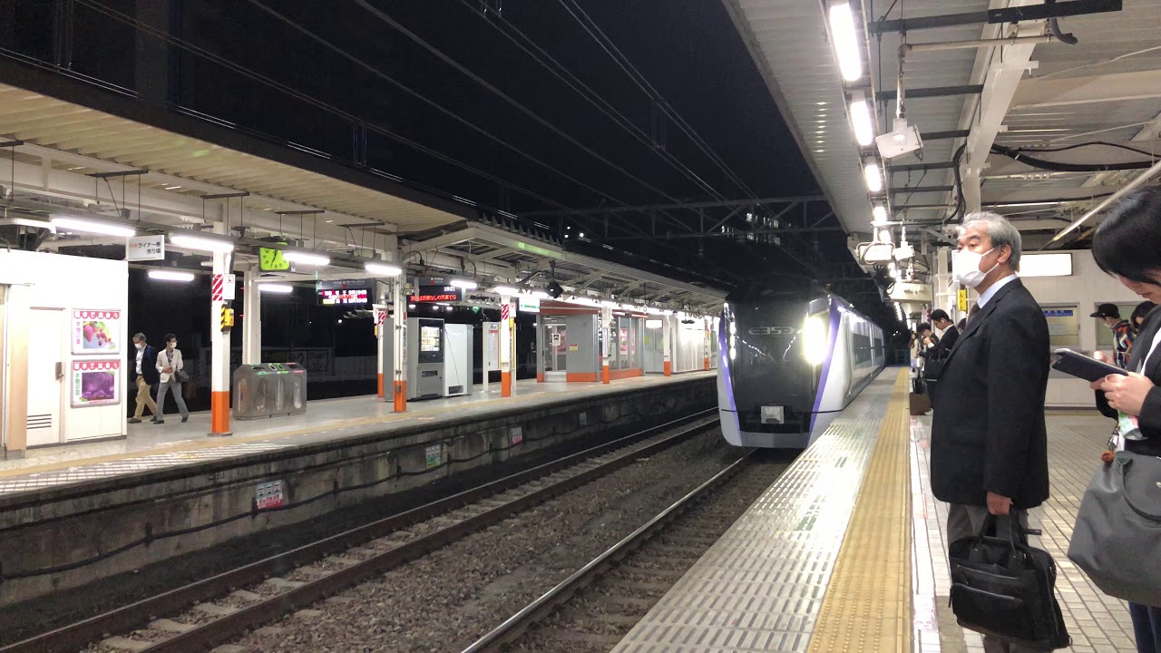 【黄色い線の外を歩く人達へ強烈な警笛（空笛）】E353系 八王子駅にミュージックホーン・警笛を鳴らしながら入線