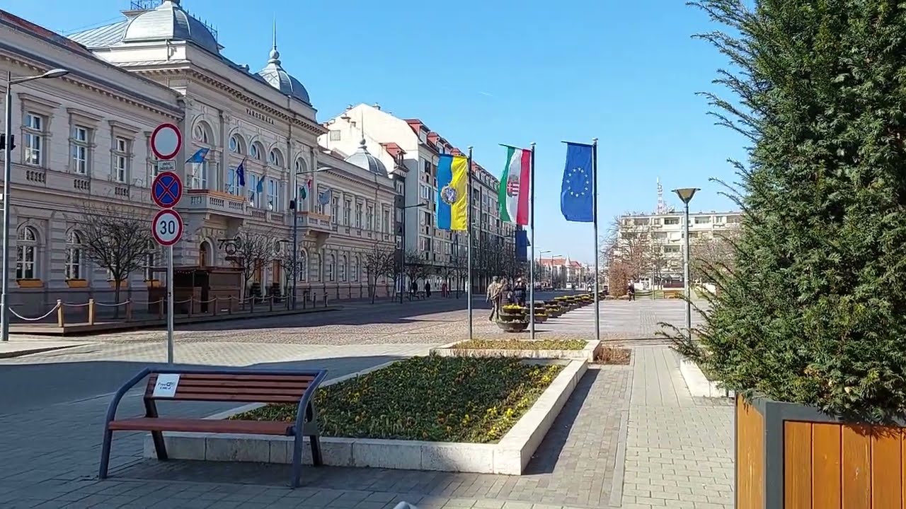 Szolnok, s&eacute;ta a belv&aacute;rosban. 2023.03.04. Full HD-video