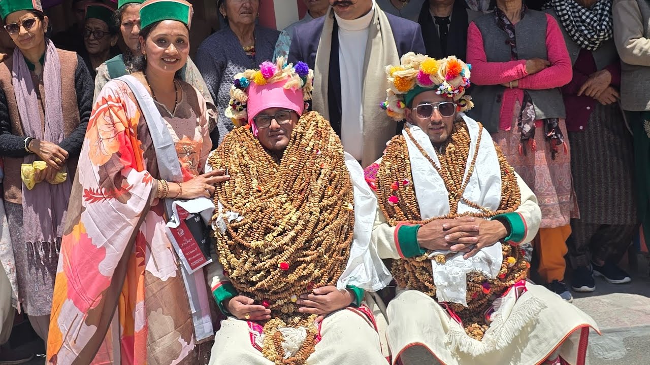 Sangla valley बारात प्रस्थान  से  पहले  दिए  जाते हैं  दूल्हे को  फूल