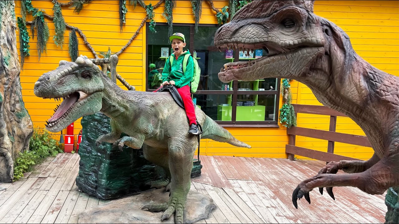 Sofia and Max plays in the Dinosaur park!