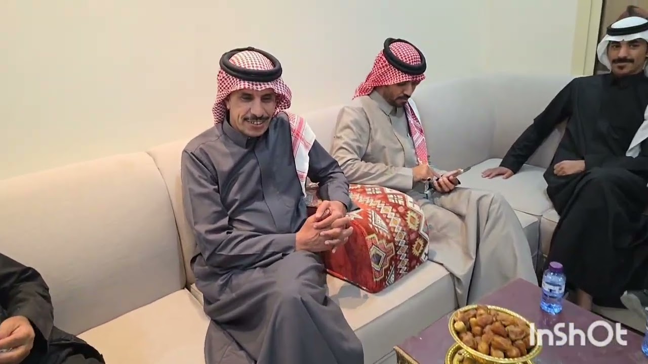 اقام الاعلامي والشاعر سلطان العايضي مادبة عشأ بي مناسبة سلامة الشاعر مصلح سحيمان 
