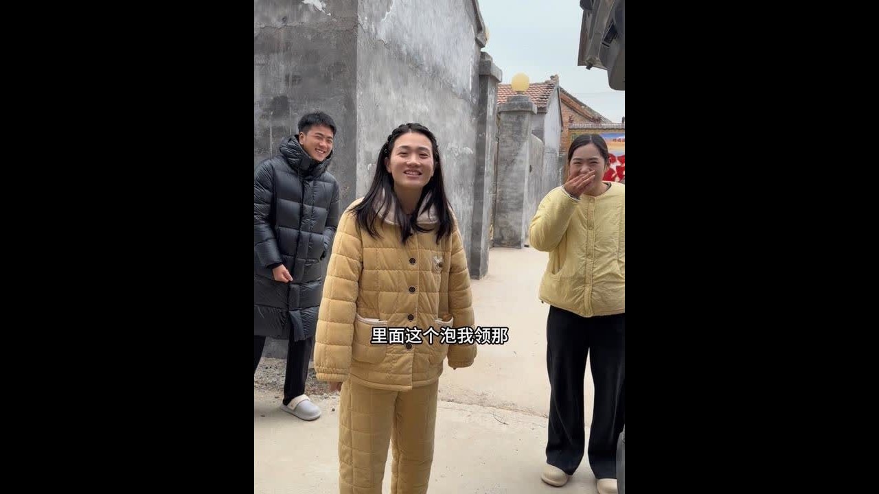 之前都是我带着奶奶洗澡，这次奶奶和健美我们三个一个房间，妹妹竟然不好意思了，奶奶年纪大了，特别是洗澡需要人一直照顾好，害怕滑倒，今天人多力量大，见见和永琪也是不好意思，估计好多这种情况应该都不好意思