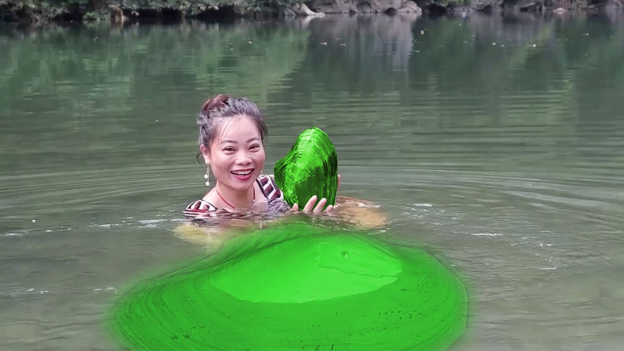 The girl accidentally discovered a giant clam by the river, containing countless beautiful pearls