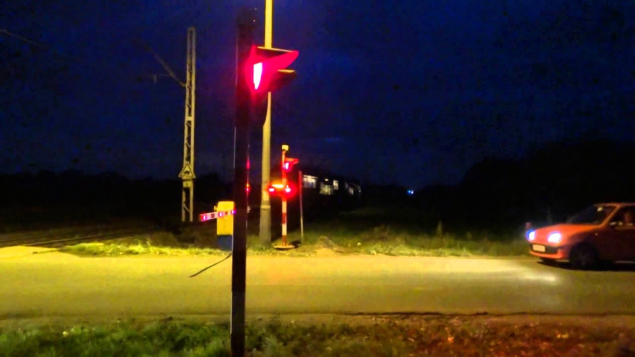 Dwa pociągi na przejeździe kolejowym w Pyszczynie (5xRp1) i nierozsądny kierowca
