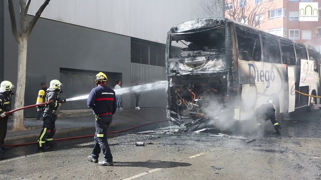 Espectacular incendio de un autobús de pasajeros en Albacete