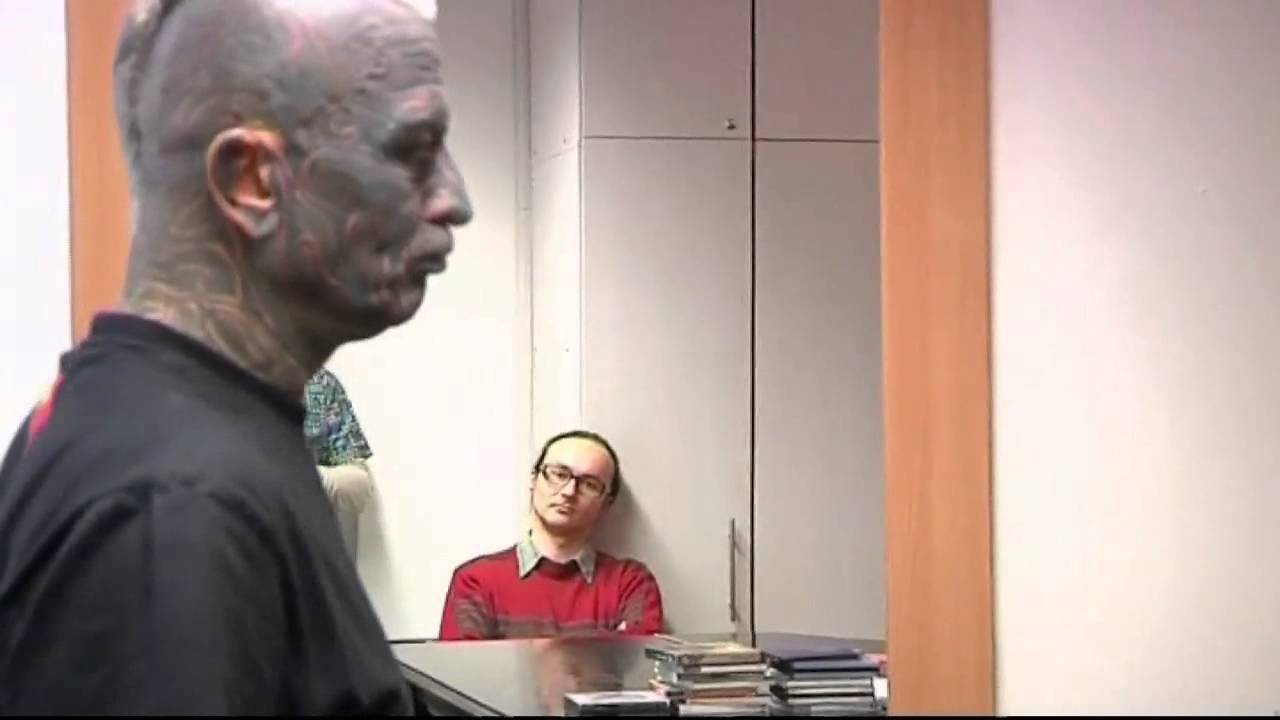 Tattooed Czech presidential candidate meets supporters