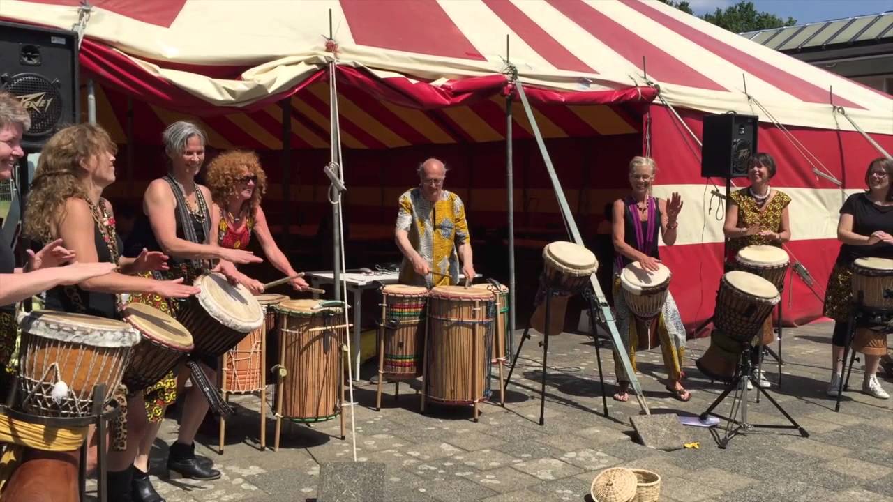 Optreden djembe-groep Metisse