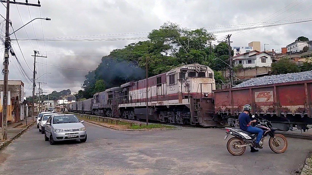A Beleza dos trens de carga atravessando a cidade de Perdões
