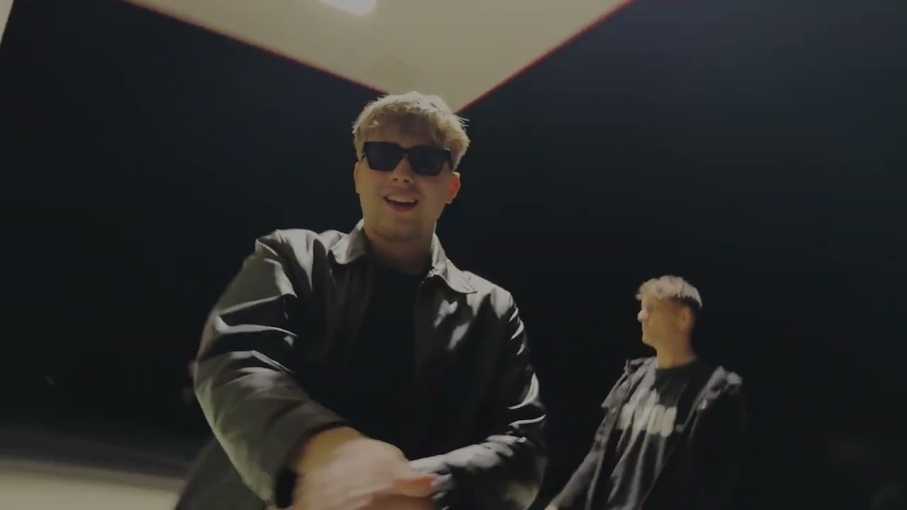 V,MINT A BETŰ X CUS - TH&Aacute;LESZ-T&Eacute;TEL FEAT. GILA (Official Music Video)