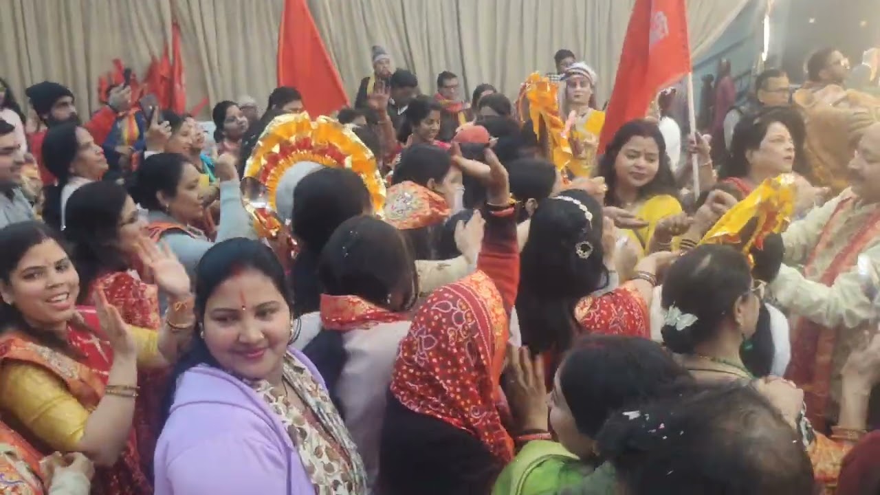 मां शाकम्भरी भगत मण्डल द्वारा नृत्य करती महिला व पुरुष 